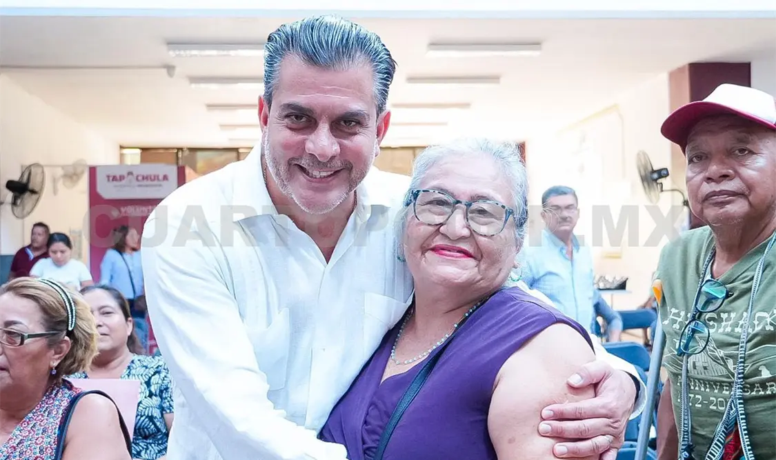 Yamil Melgar entregó un total de 50 escrituras públicas a igual número de familias, como parte del Programa de Regularización. CP