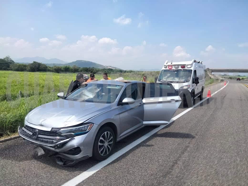Seis lesionados en fuerte colisión en carretera