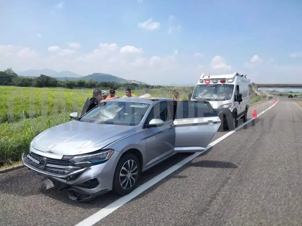 Seis lesionados en fuerte colisión en carretera