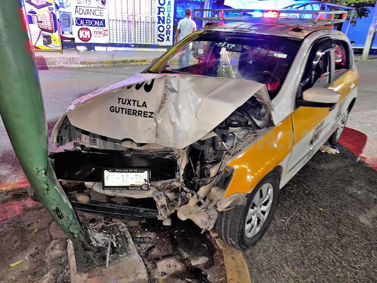 Ebrio taxista termina estampado en poste