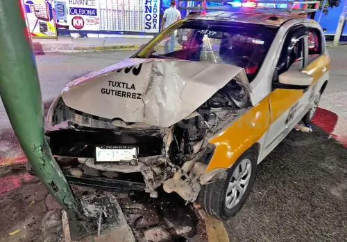 Ebrio taxista termina estampado en poste