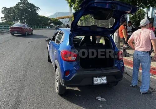 Le cortan el viaje a un motorista y queda herido