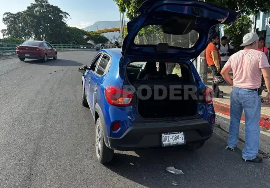 Le cortan el viaje a un motorista y queda herido
