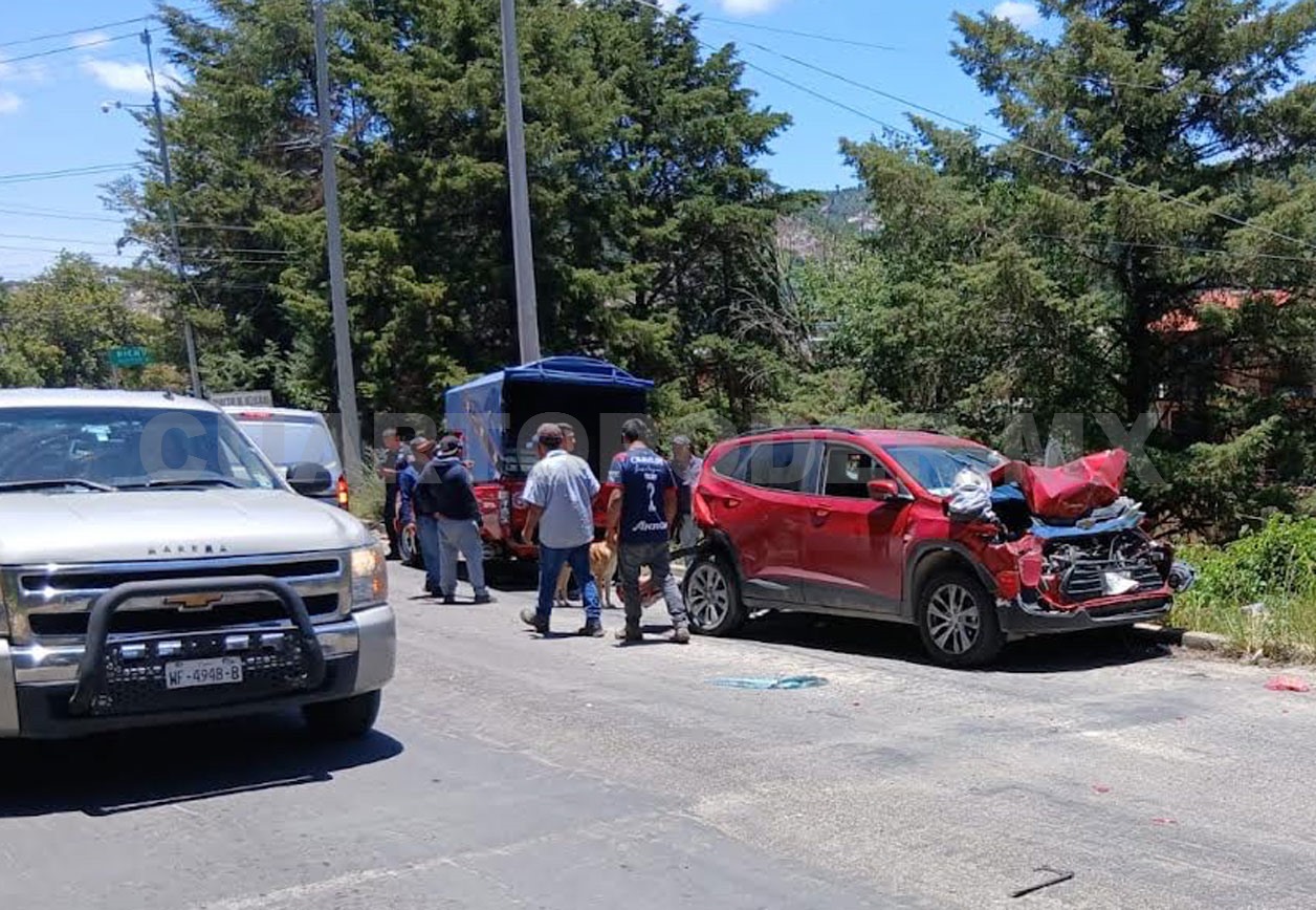 Camión pierde frenos y choca contra tres unidades