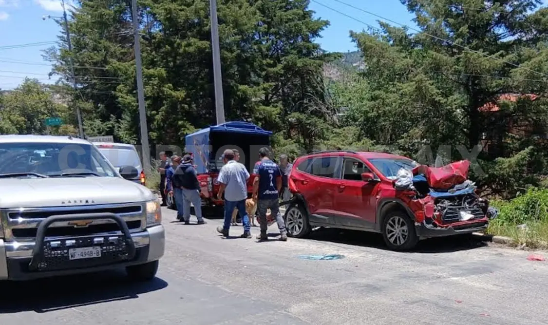 El choque contra las otras unidades saldó con daños materiales y heridos. Manuel Martínez / CP