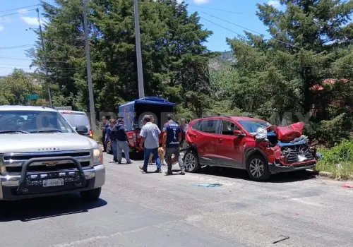 Camión pierde frenos y choca contra tres unidades