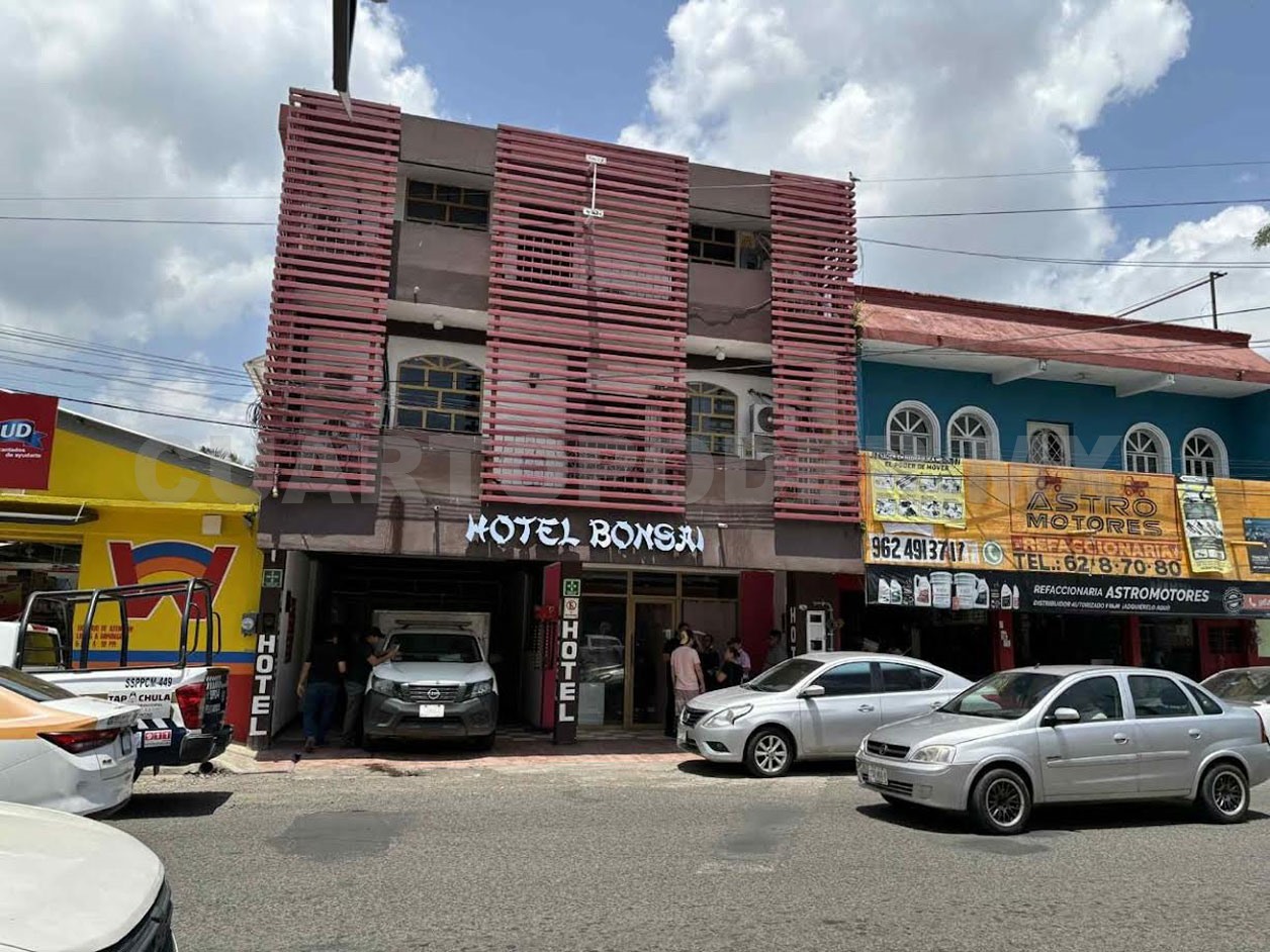 Matan a doctora en hotel; sujeto huye