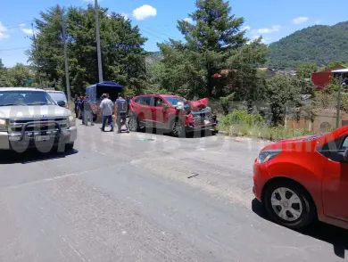 Camión pierde frenos y choca contra tres unidades
