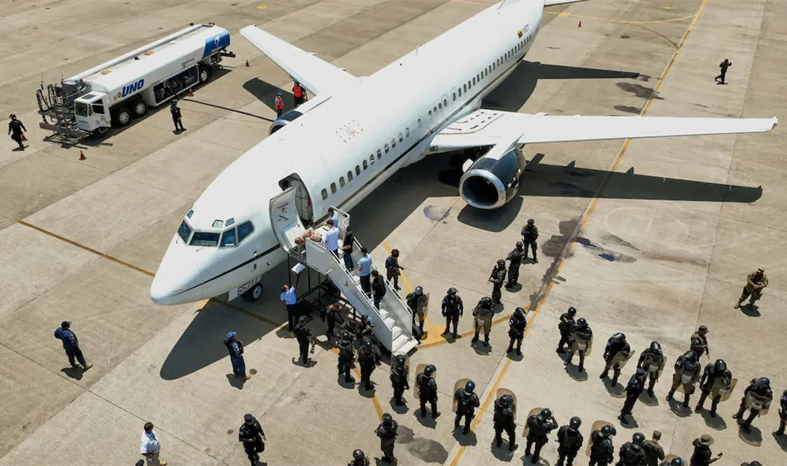 El Salvador entrega a Venezuela a presos