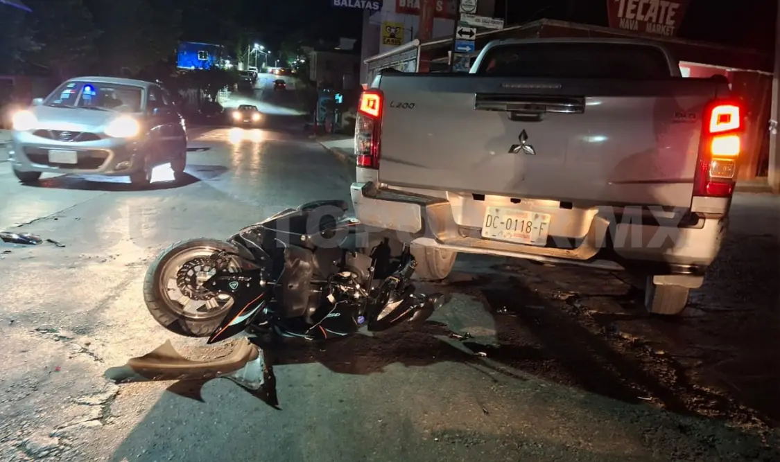 La motocicleta se estrelló en la parte trasera de la camioneta cuando esta ingresó a una calle. Genaro Sánchez / CP