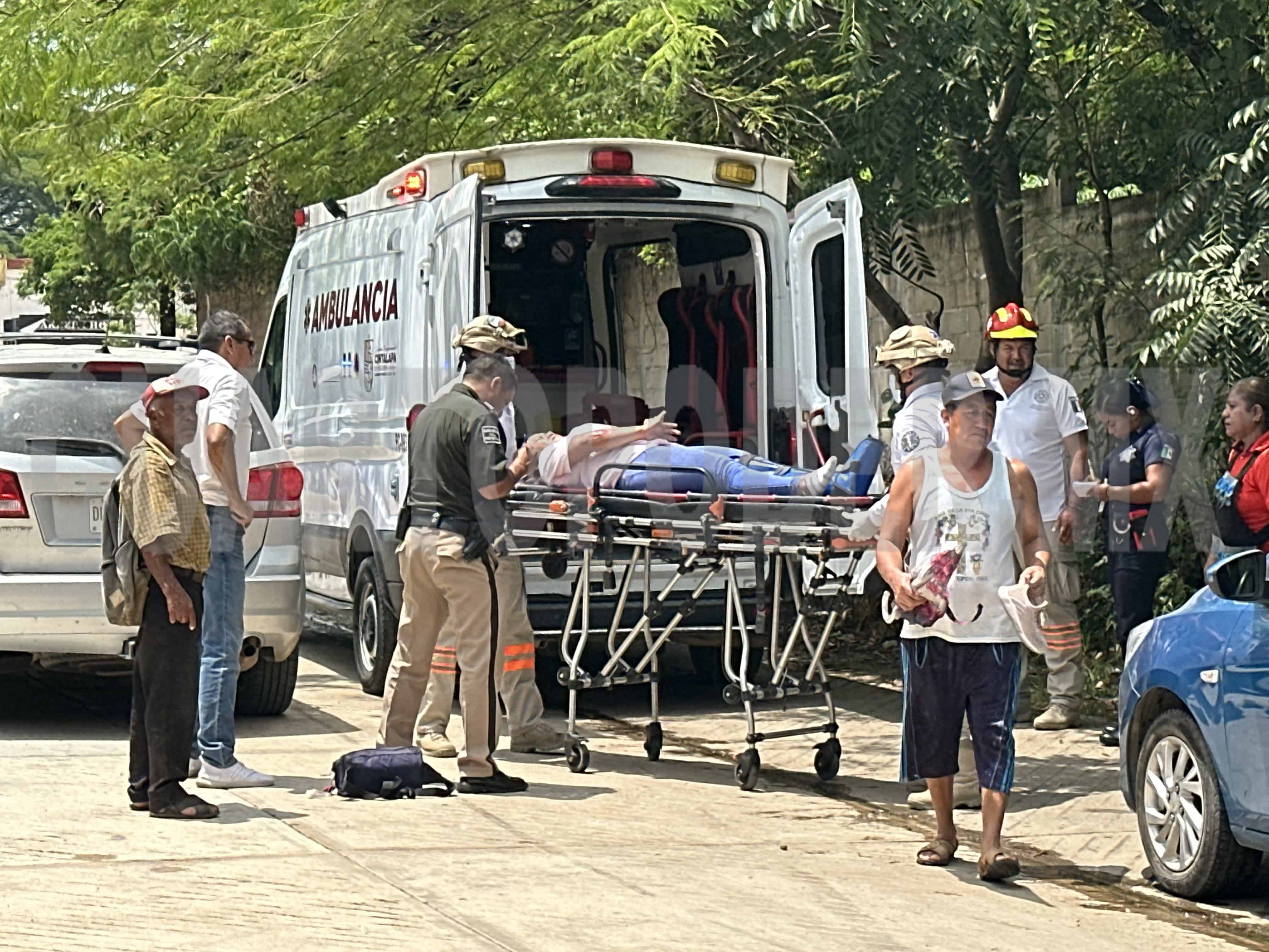 Perro derriba a motorista y queda fracturada