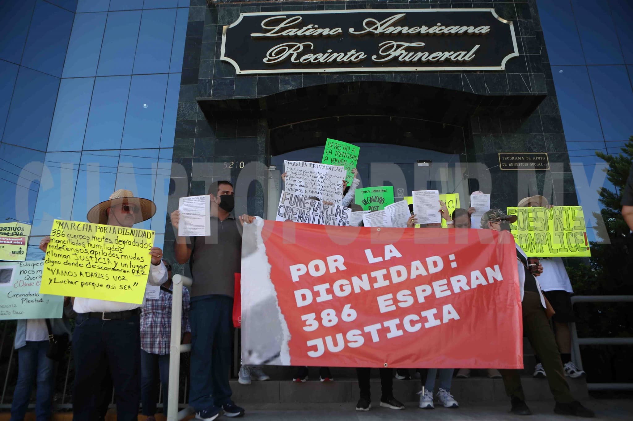 Protestan familiares de víctimas de crematorio