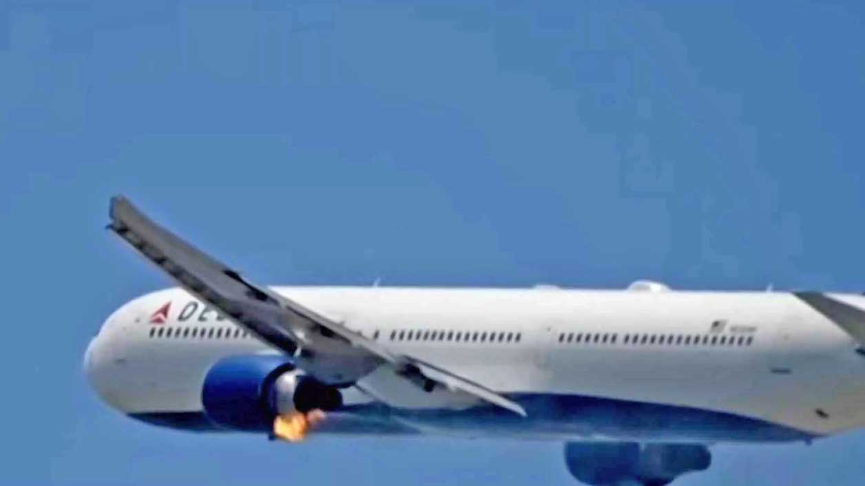 Captan en video a avión con llamas saliendo del motor izquierdo