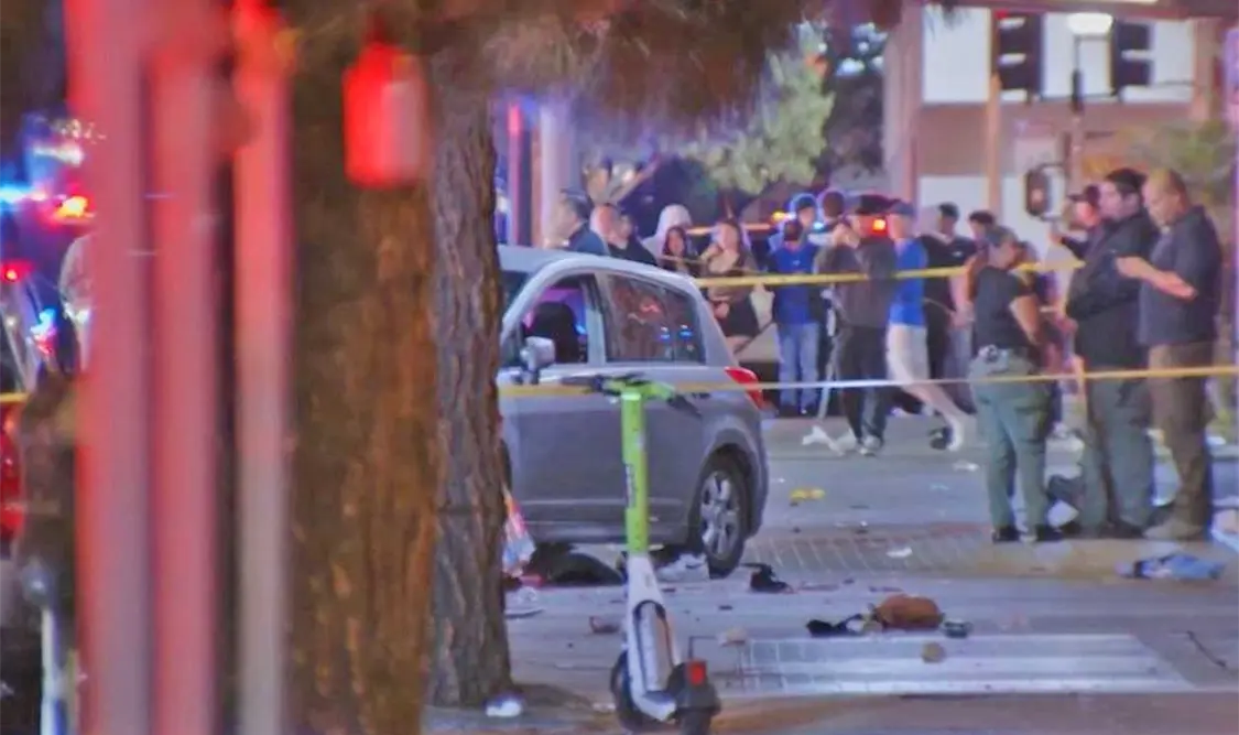 Las imágenes del suceso mostraban un automóvil gris sobre la acera con escombros esparcidos por el suelo. Cortesía