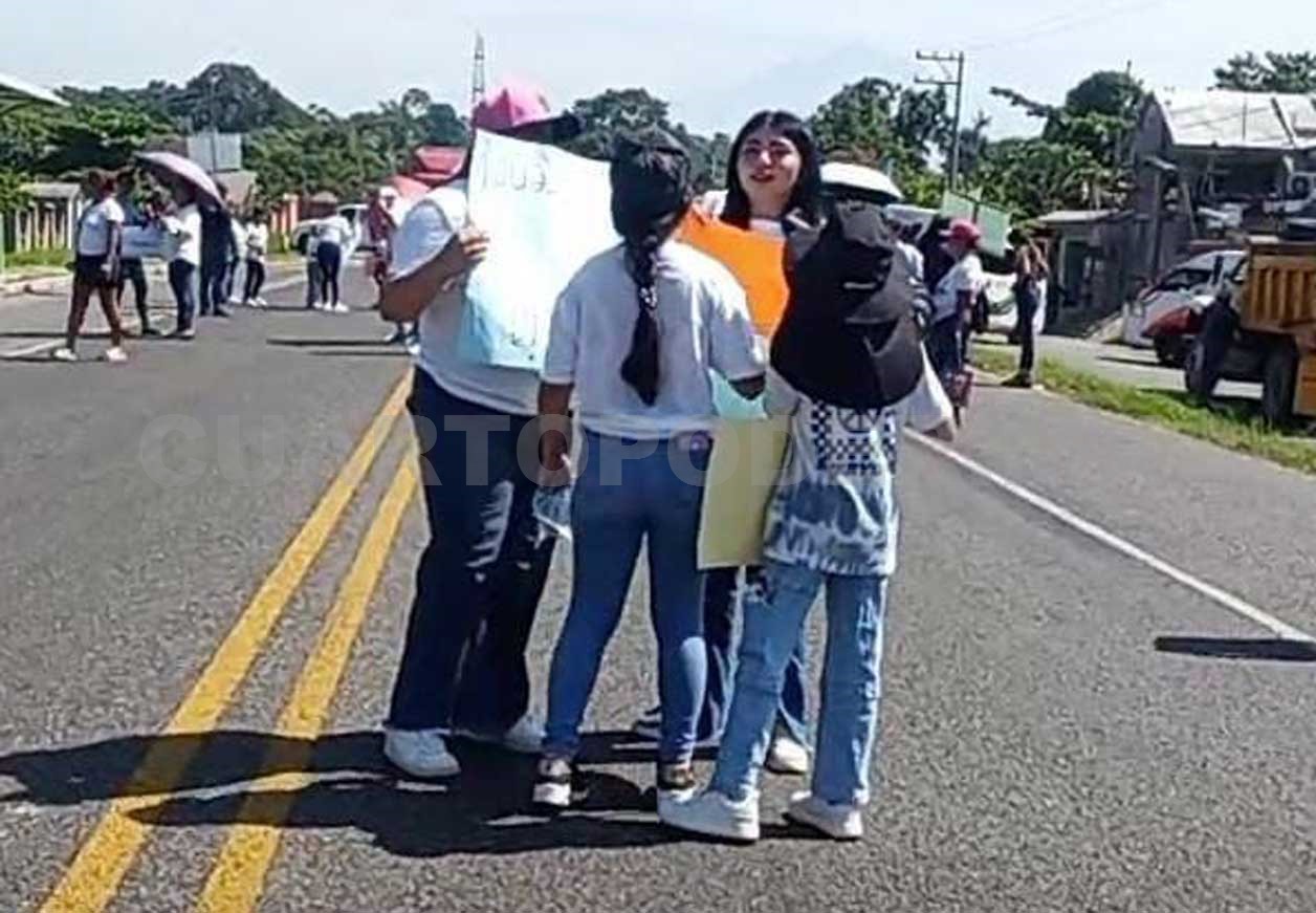 Marchan familiares en apoyo a maestro detenido