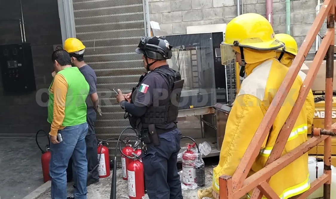 El cortocircuito se dio en la subestación de una tienda comercial y movilizó a los cuerpos de emergencia y policiacos. Ulises Villalobos / CP