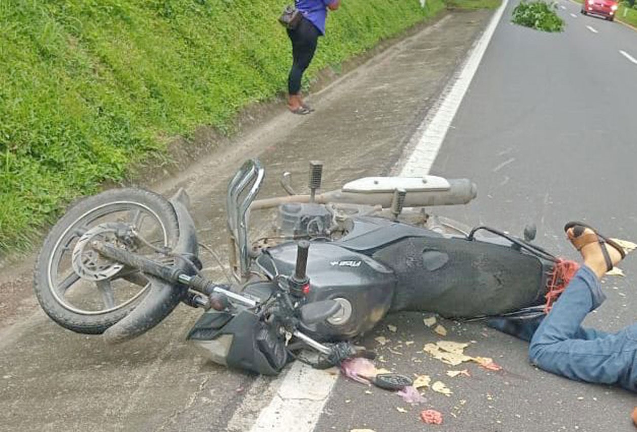 Muere al estamparse en un camión con plana
