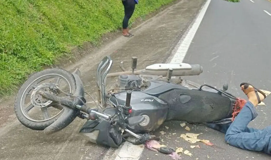 Al llegar la ayuda médica, el motociclista ya no tenía signos vitales. Víctor Sánchez / CP