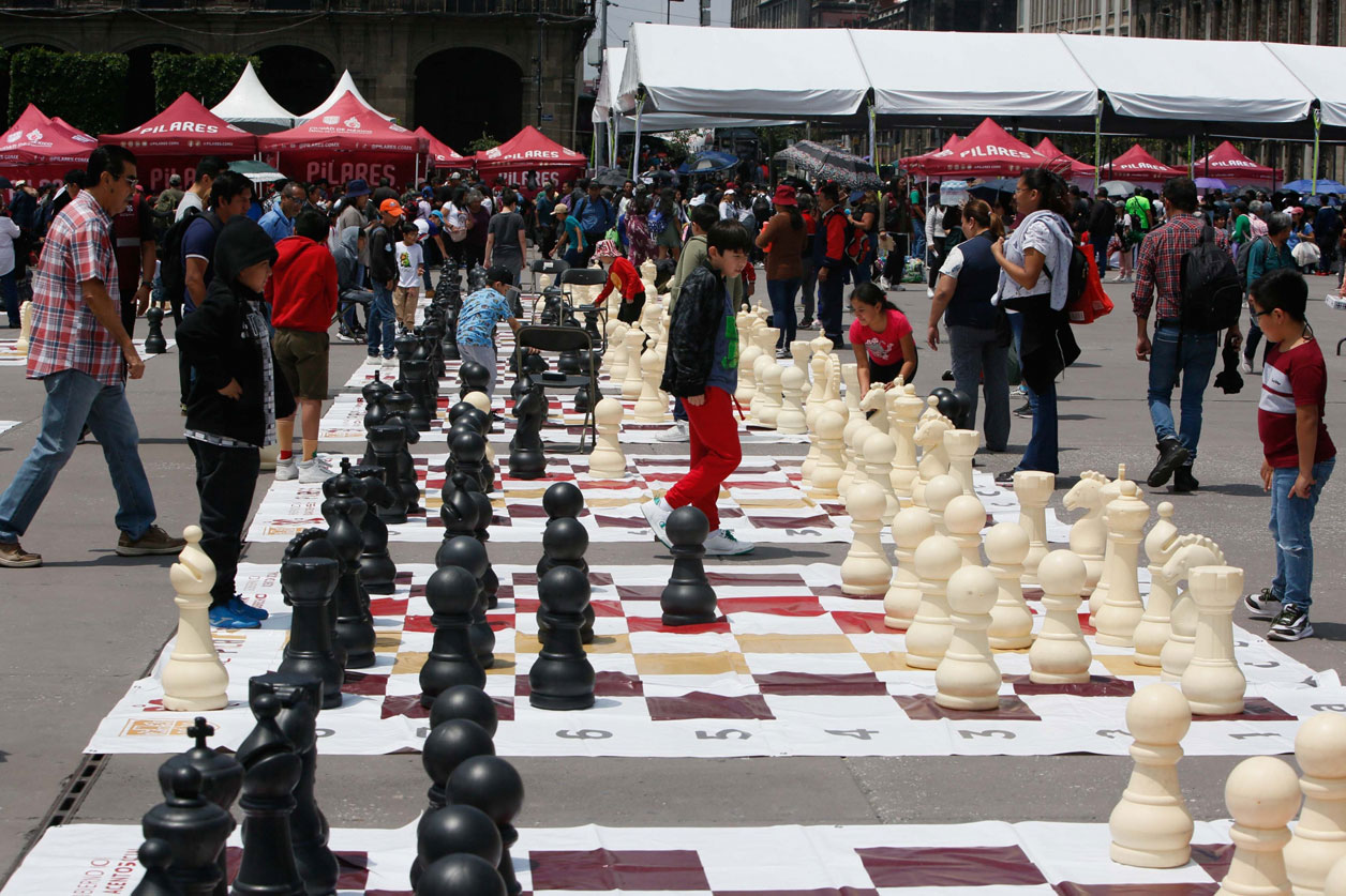 Se lleva a cabo Festival del Ajedrez en el Zócalo capitalino