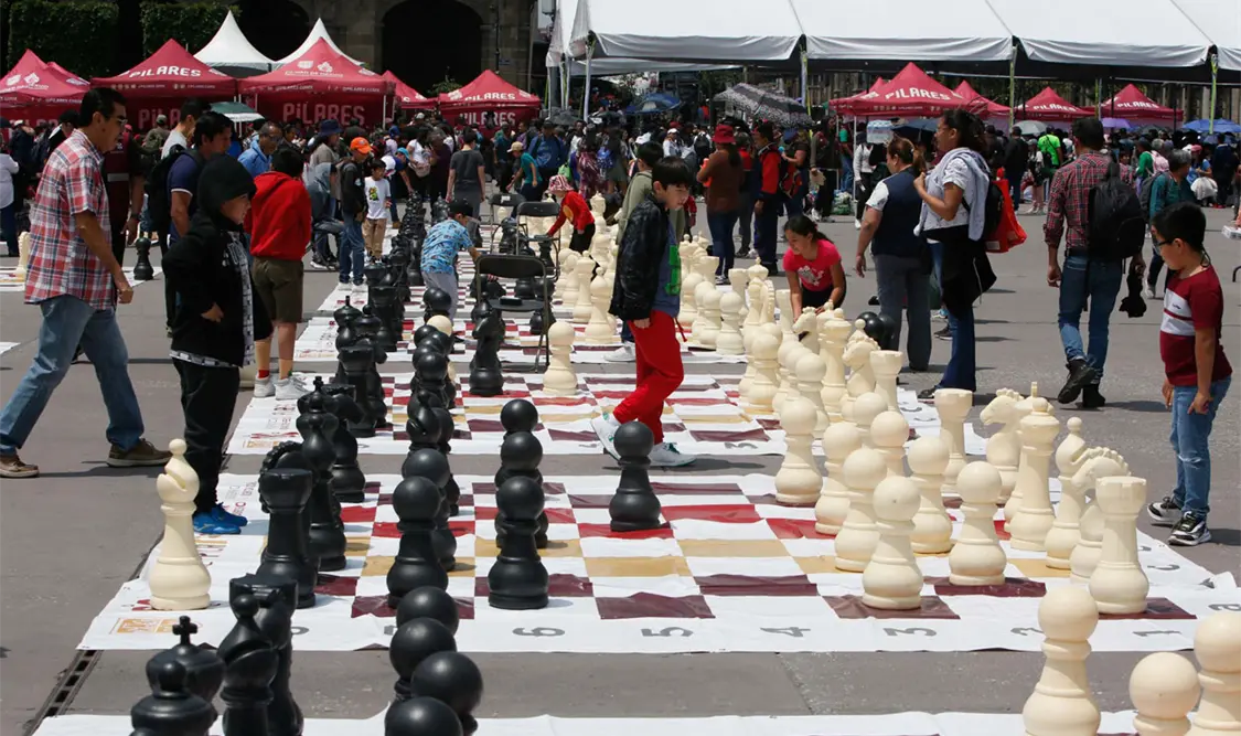 Se lleva a cabo Festival del Ajedrez en el Zócalo capitalino