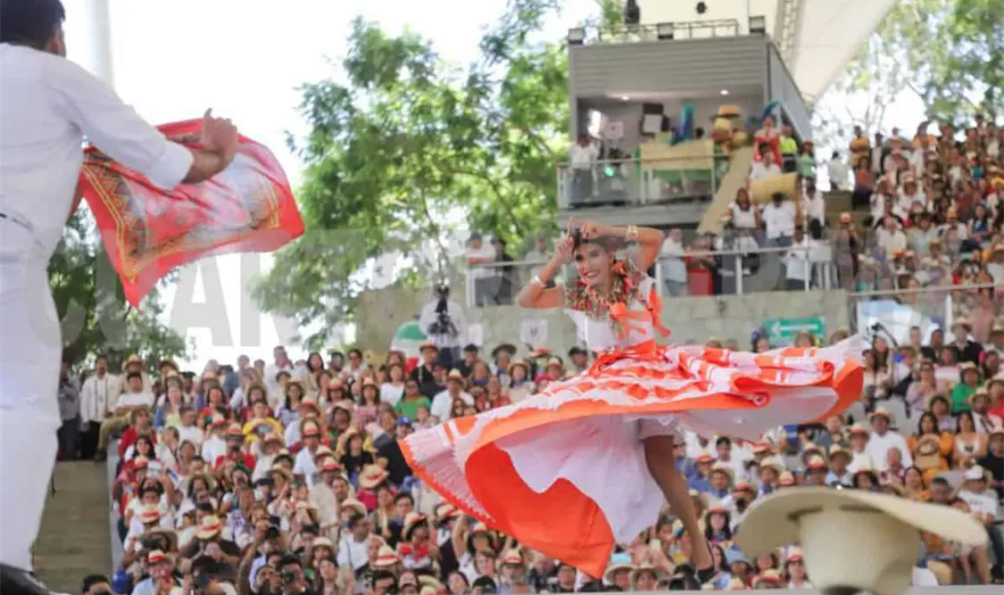 La Guelaguetza 2025 llena de cultura y color el Cerro del Fortín