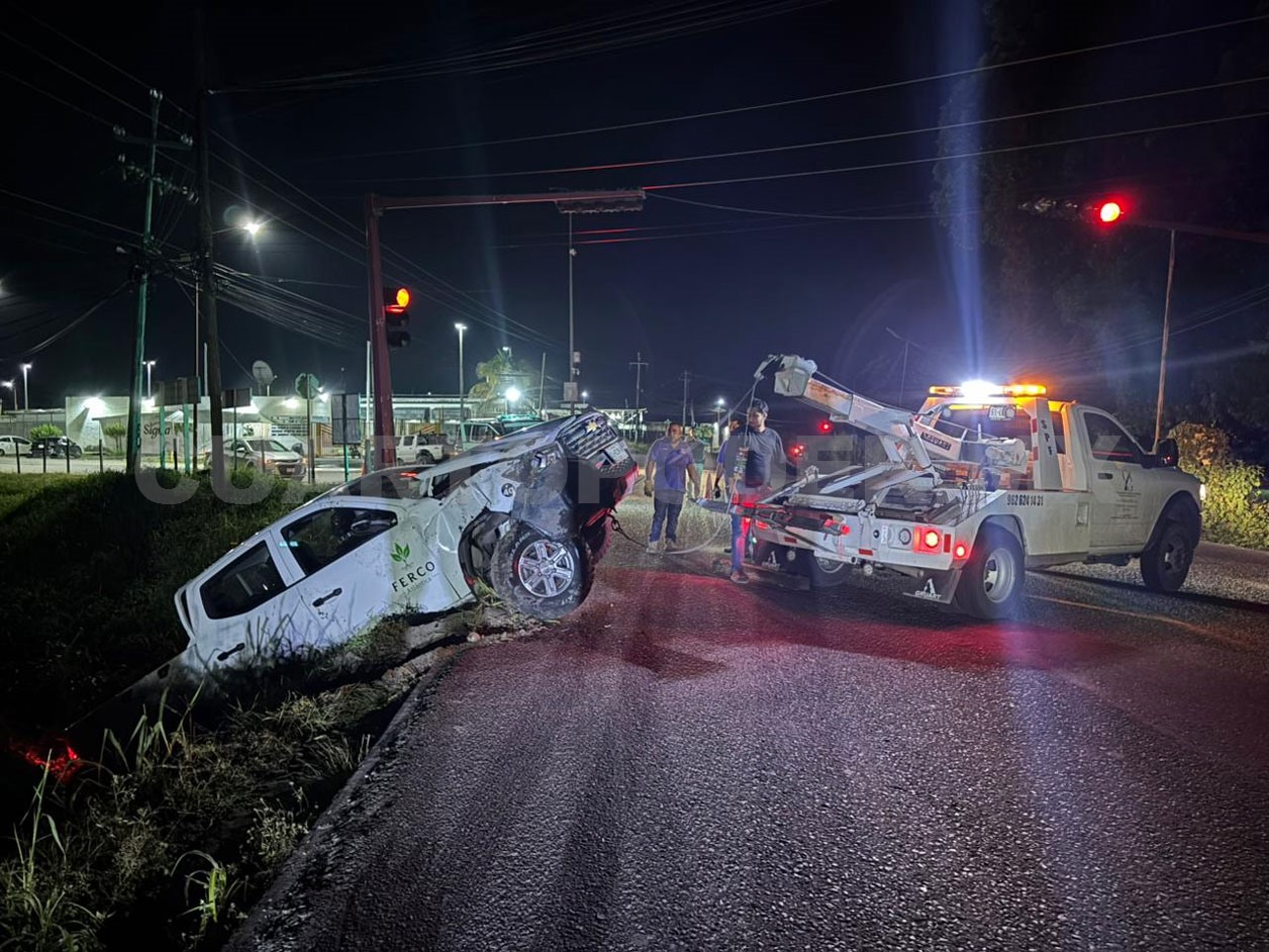 Cae camioneta en dren del libramiento Sur