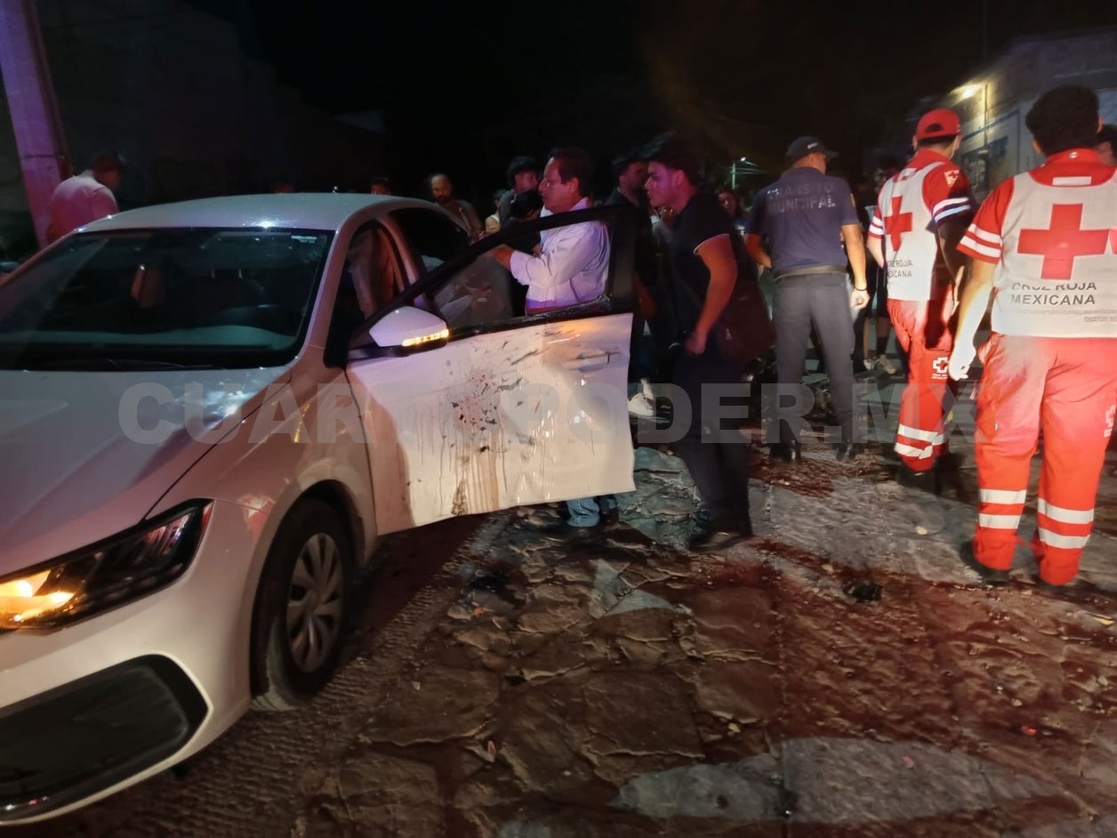 Se estrella motorista contra auto y resulta herido