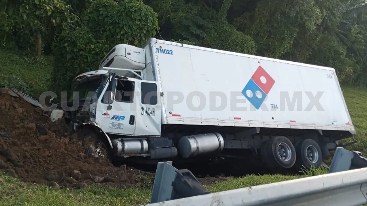 Camión pizzero se accidenta e impacta en paredón