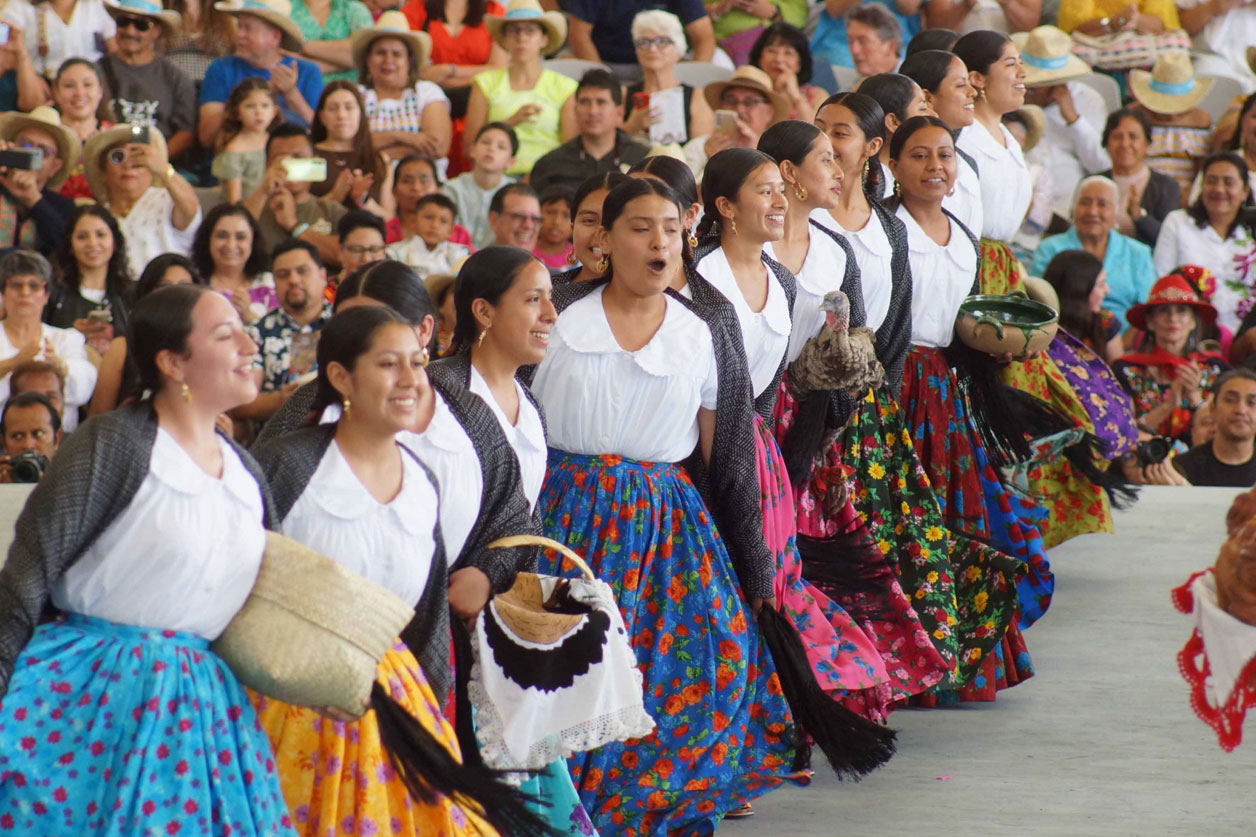 Hugo Aguilar asiste como invitado a la Guelaguetza
