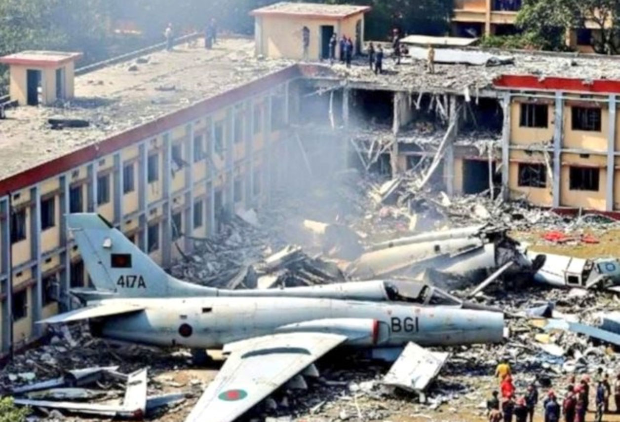 Avión se estrella sobre escuela: hay 19 muertos