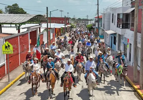 Realizan cabalgata en honor a Santiago Apóstol