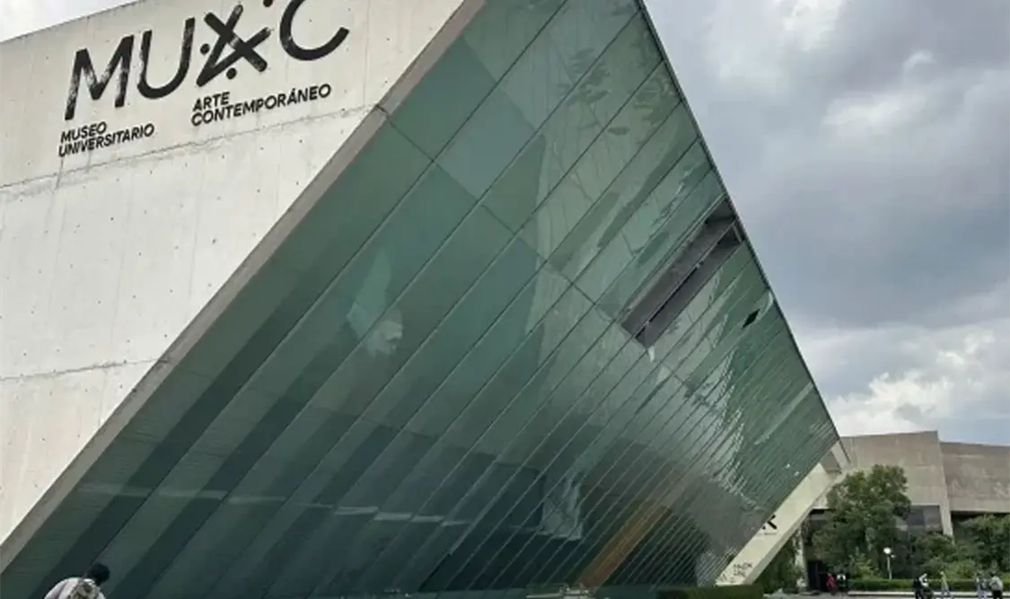 Personas que participaban en una marcha contra la gentrificación causaron destrozos en las instalaciones. Cortesía