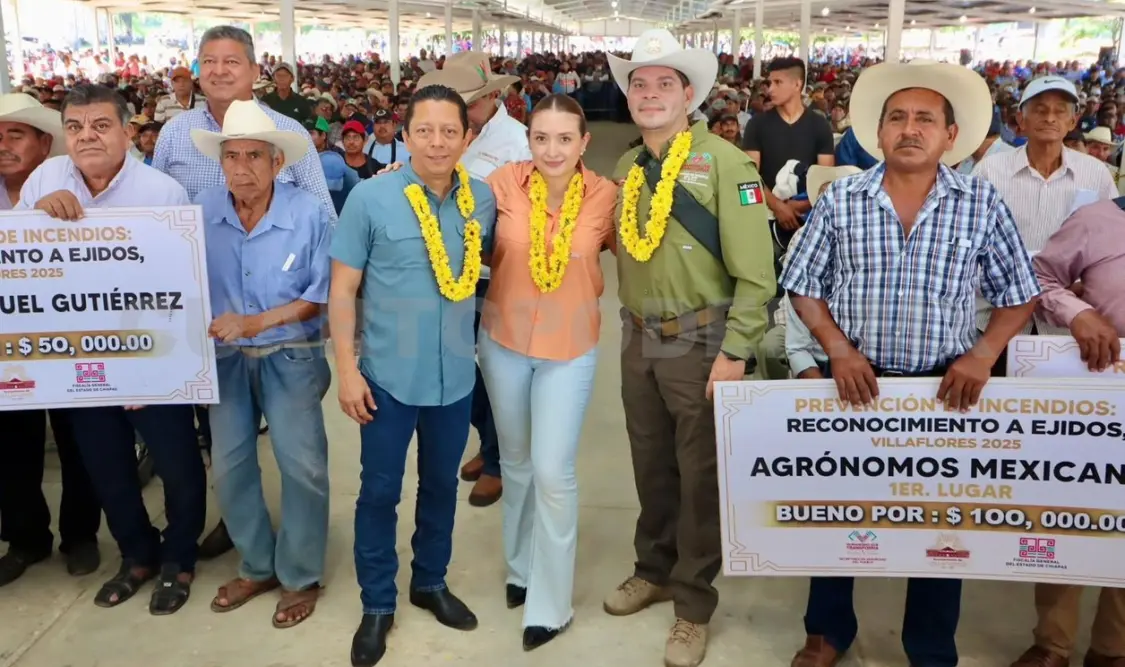 Junto a la alcaldesa Valeria Rosales encabezaron la entrega de bolsas de fertilizante. Cortesía