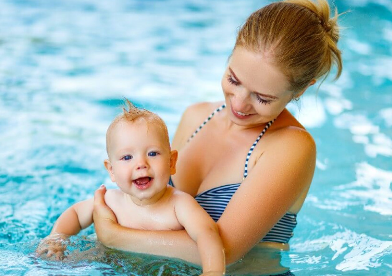 Consejos para ir a la piscina con el bebé