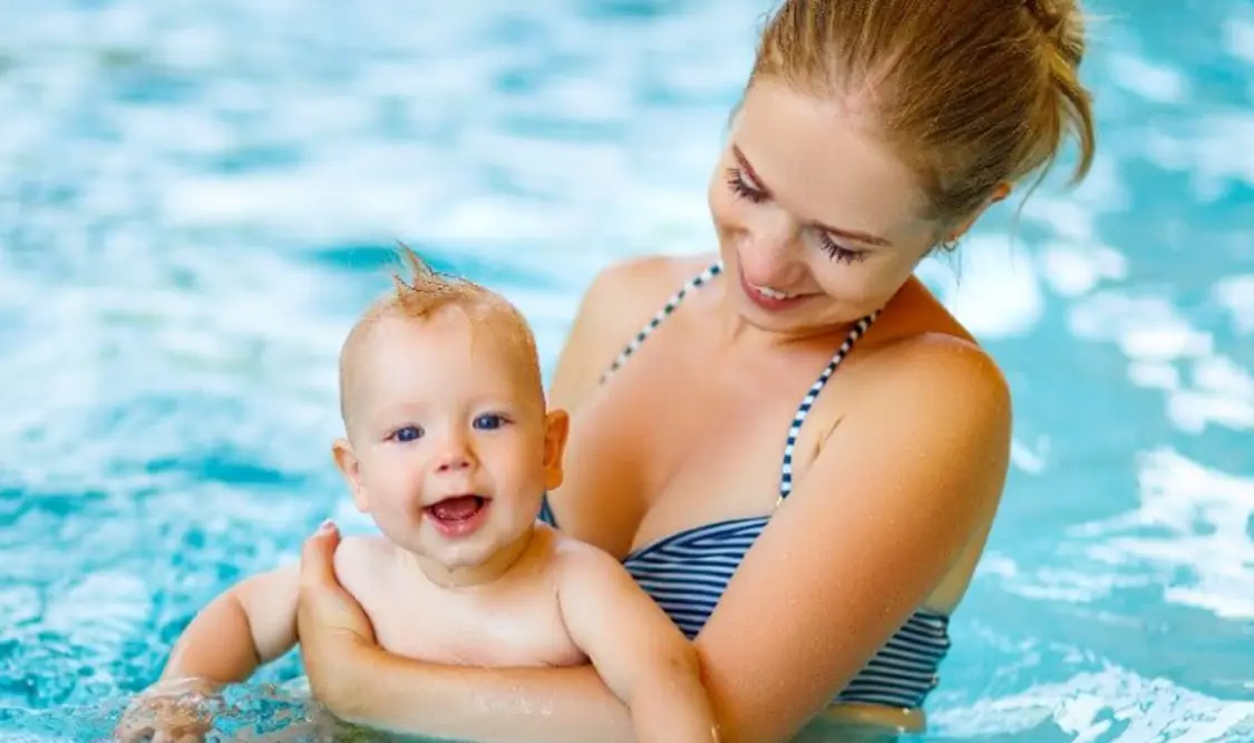 Consejos para ir a la piscina con el bebé