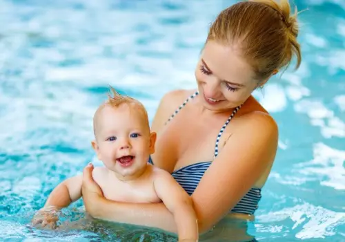Consejos para ir a la piscina con el bebé