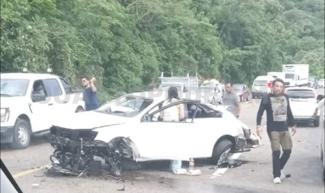 El aparatoso accidente fue en la autopista Chiapa de Corzo-San Cristóbal, el cual dejó a una persona atrapada entre los fierros retorcidos. Manuel Martínez / CP