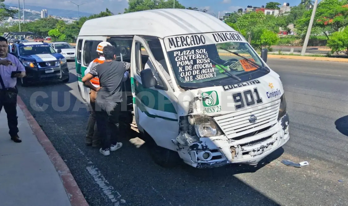 El colectivo se estrelló en la camioneta, lo que dejó a cinco contusionados. Ulises Villalobos / CP