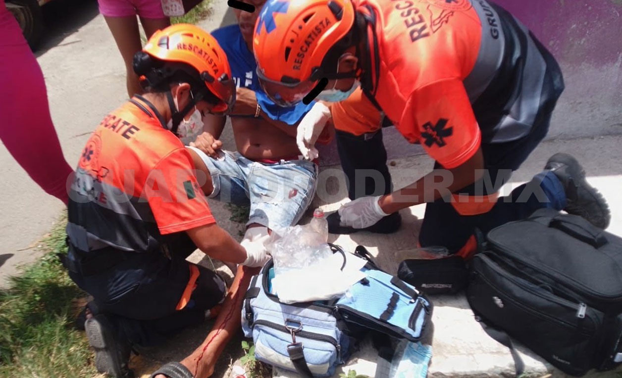 Taxi se lleva de “corbata” a motociclista