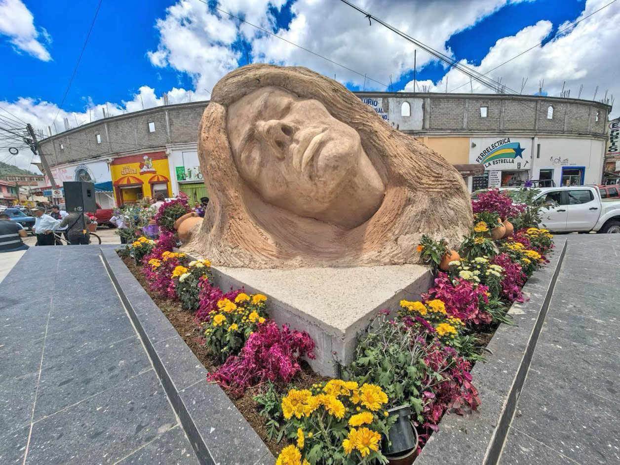 Escultura en SCLC desata burlas en redes sociales