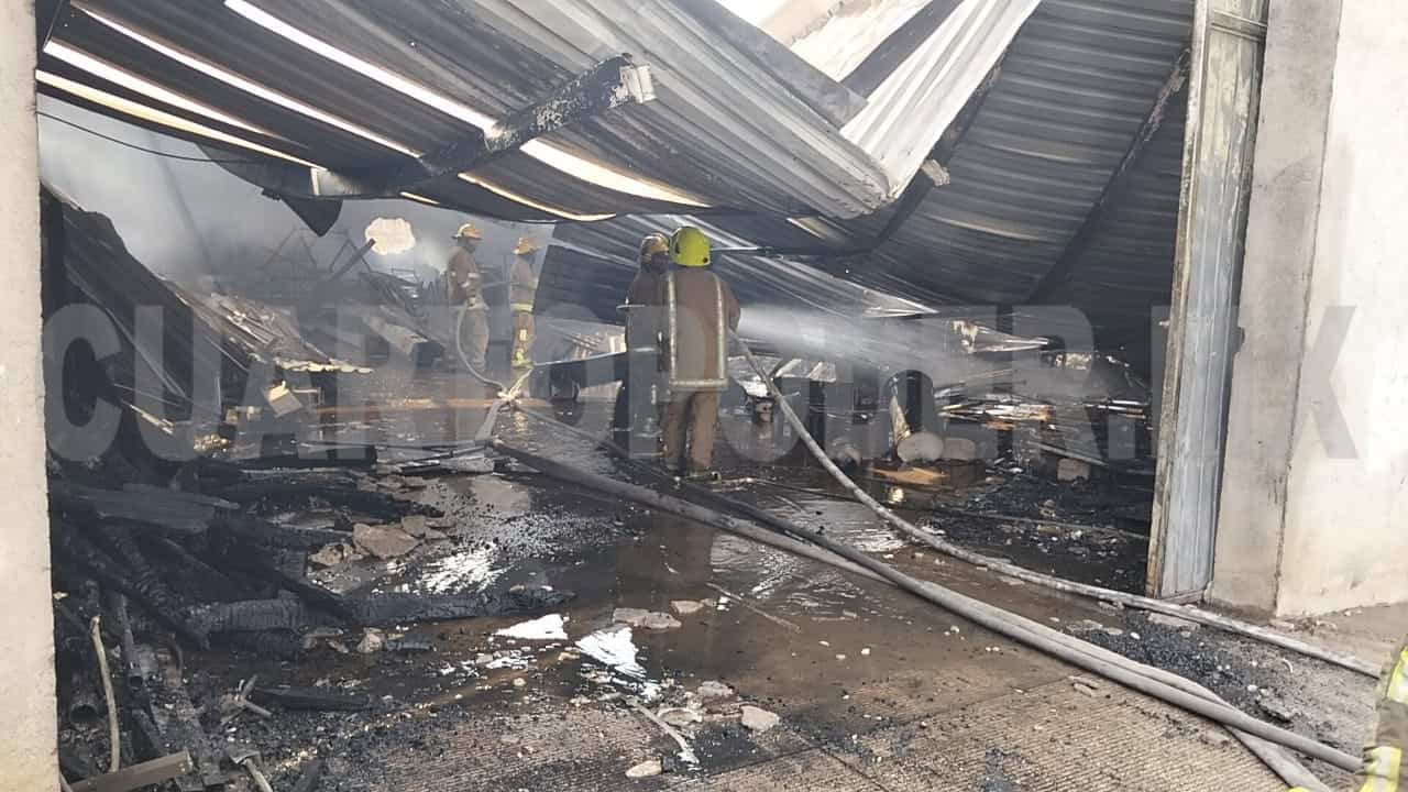 Se incendia bodega con madera y maquinaria