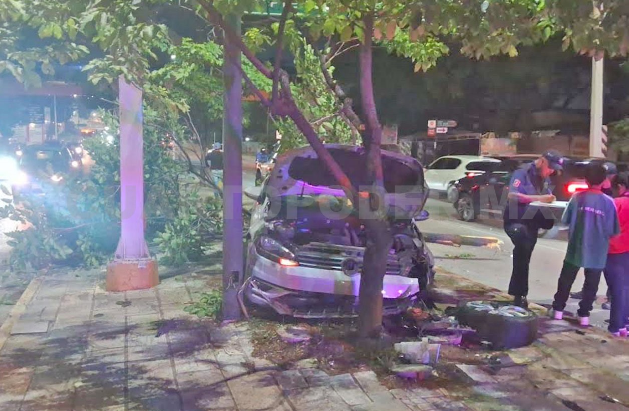 Se estampa Golf a alta velocidad contra árboles