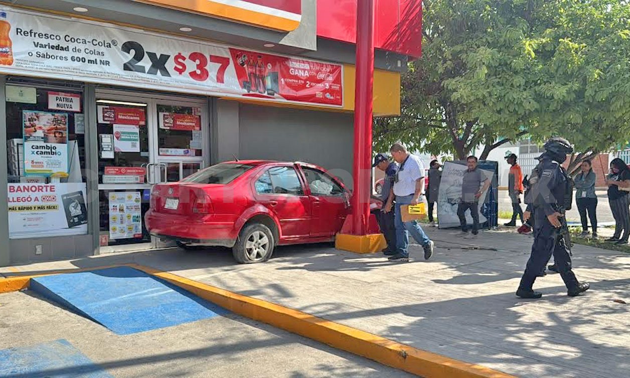 Se estrella contra fachada de un Oxxo
