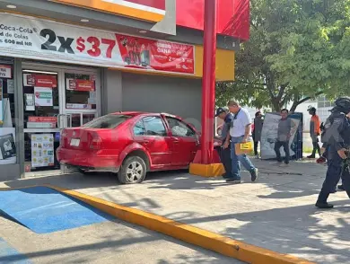 Se estrella contra fachada de un Oxxo