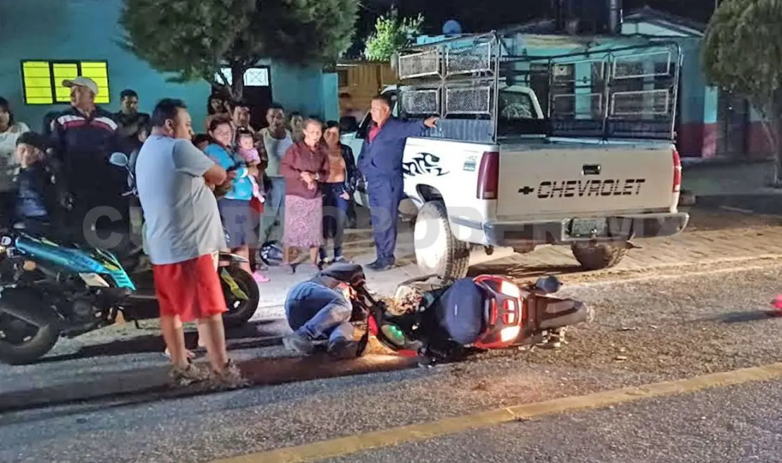 Una mala maniobra provoca que el motorista acabara tirado en la vía. Juan Orel / CP