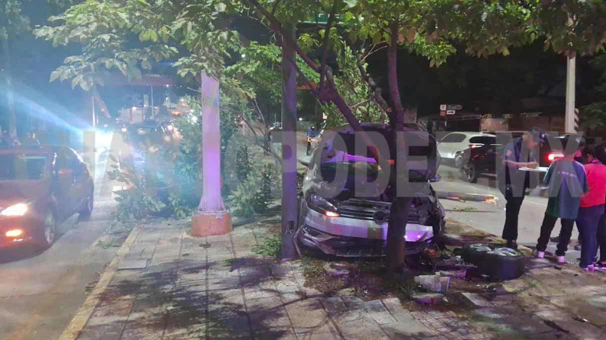 Se estampa Golf a alta velocidad contra árboles
