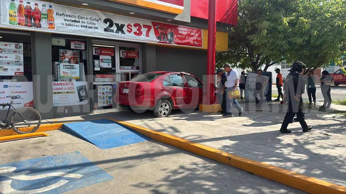 Se estrella contra fachada de un Oxxo