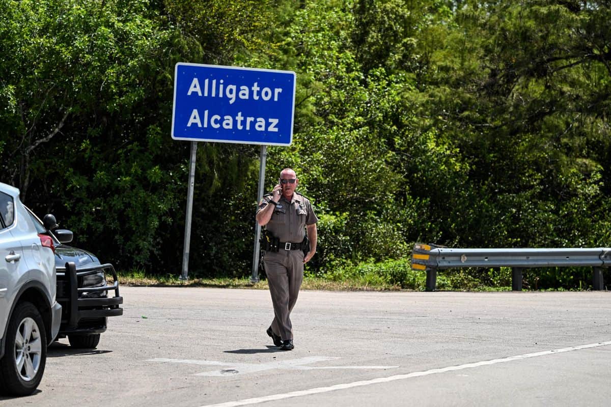 Mexicanos en Alcatraz no están incomunicados
