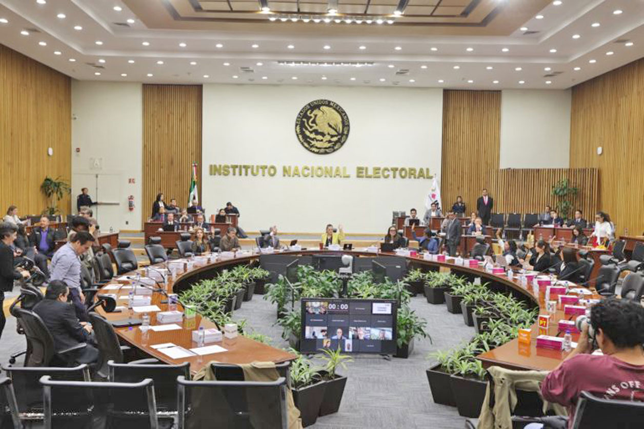 Renuncia director de vinculación con Oples en INE