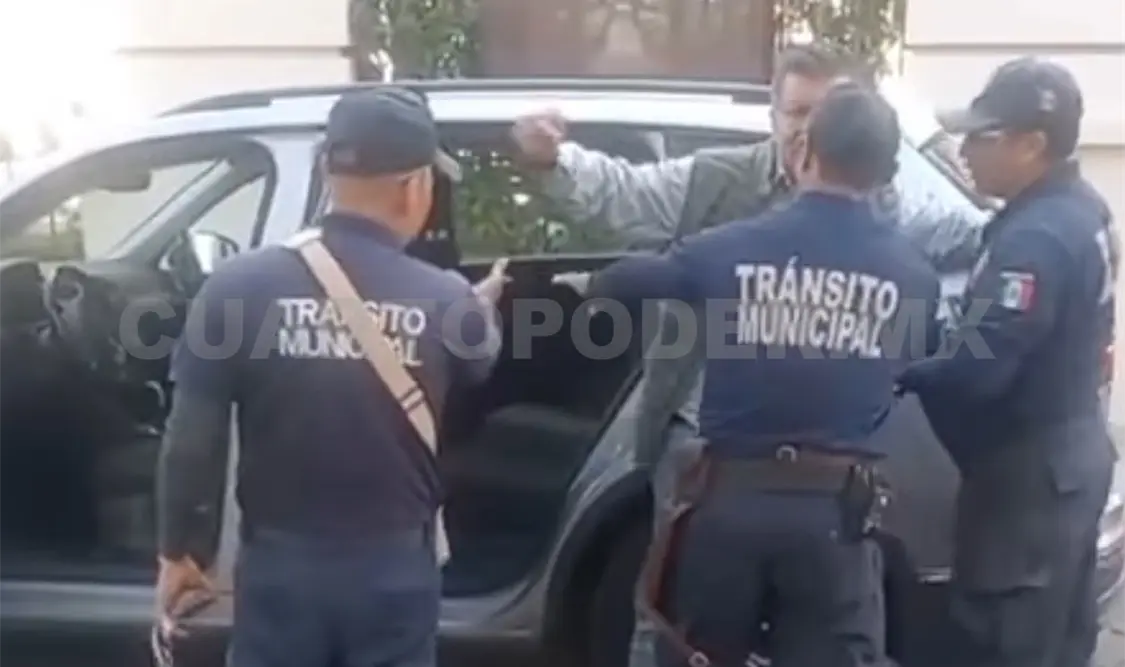 El funcionario fue detenido por los elementos policiales cuando se detuvo a orinar en la vía pública. Manuel Martínez / CP
